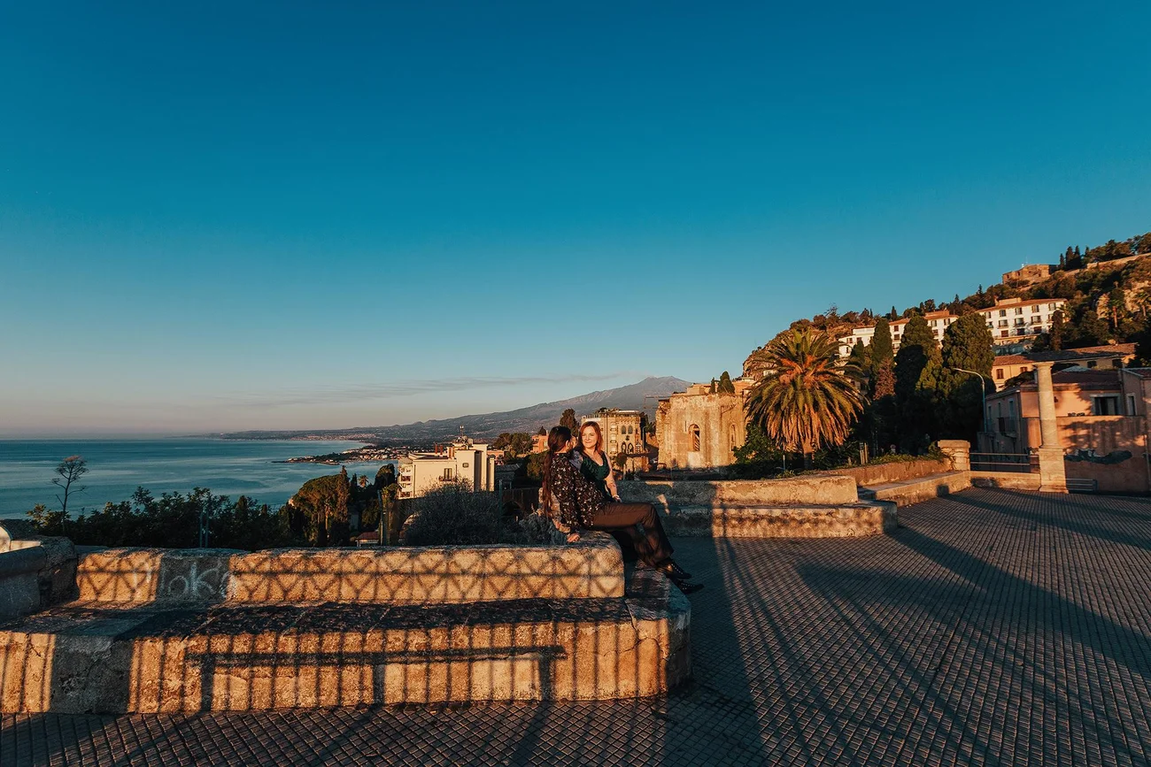 Sesja na tle wulkanu - wschód słońca