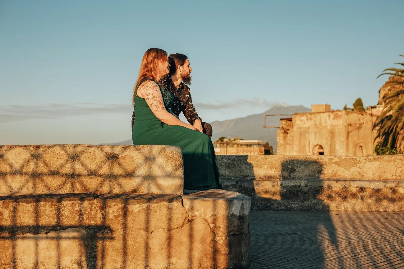 Wschód z wulkanem w tle