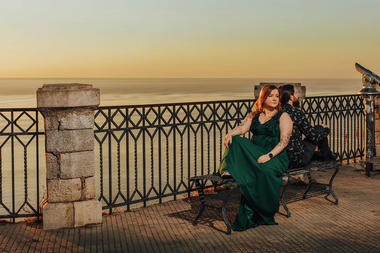 Wschodzące słońce i para młoda