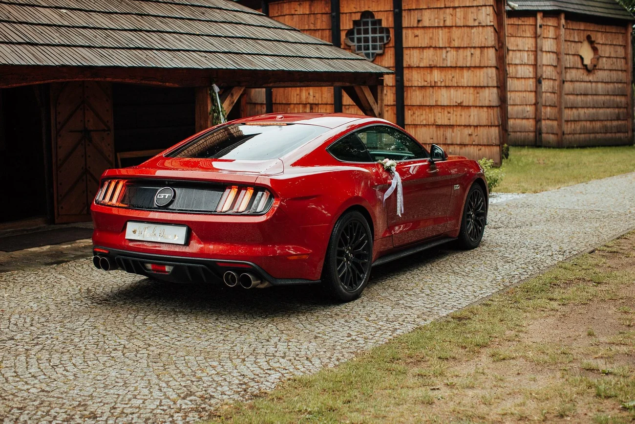 Auto ślubne pod kościołem