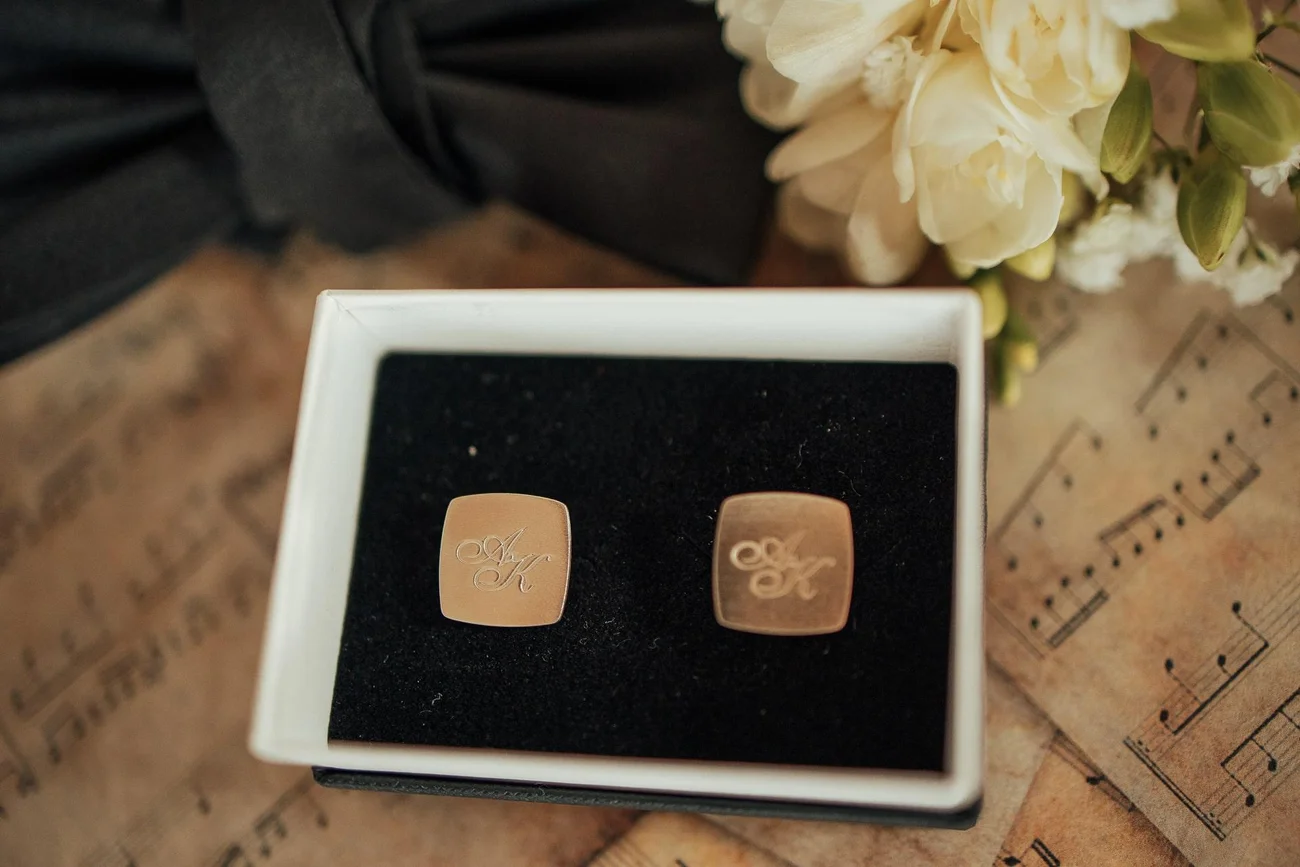 Detal ślubny- przypinki