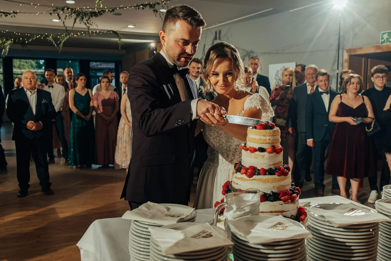 Krojenie tortu weselnego