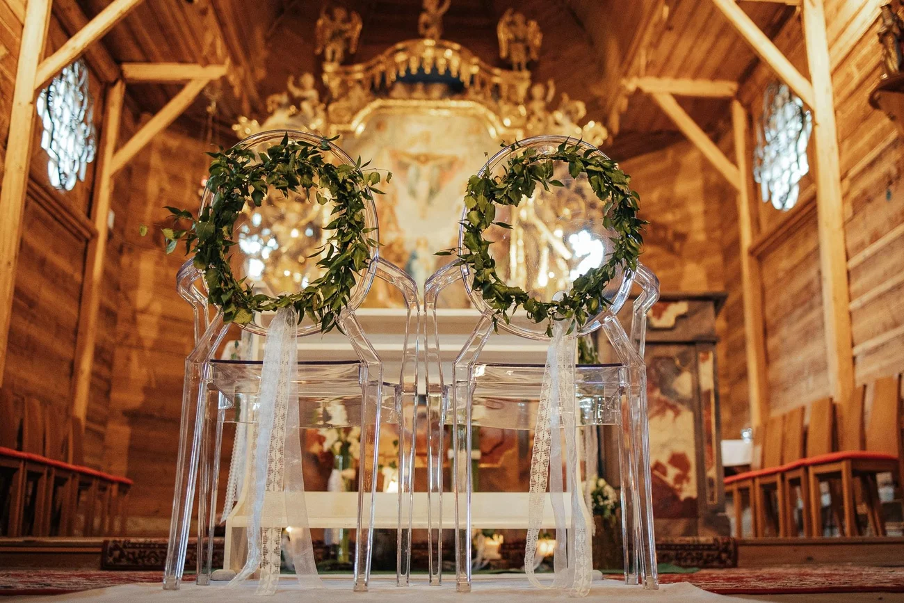 Krzesła pary młodej w kościele - dekoracja