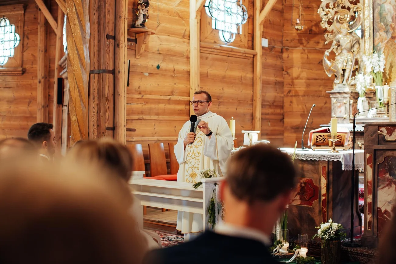 Ksiądz - kazanie na ślubie