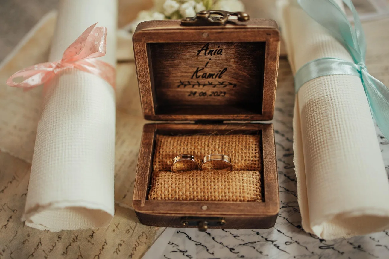 Listy miłosne i obrączki