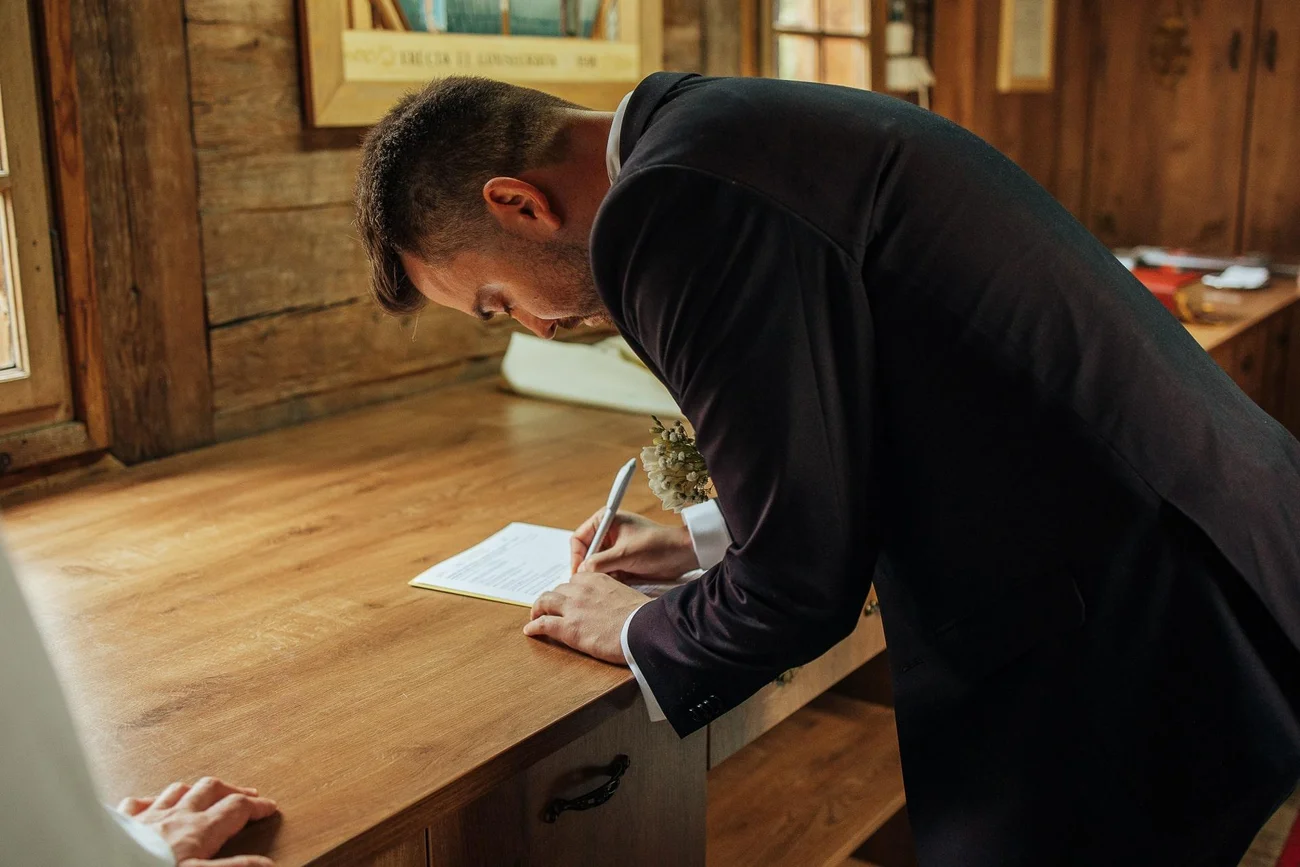 Pan młody podpisujący protoków