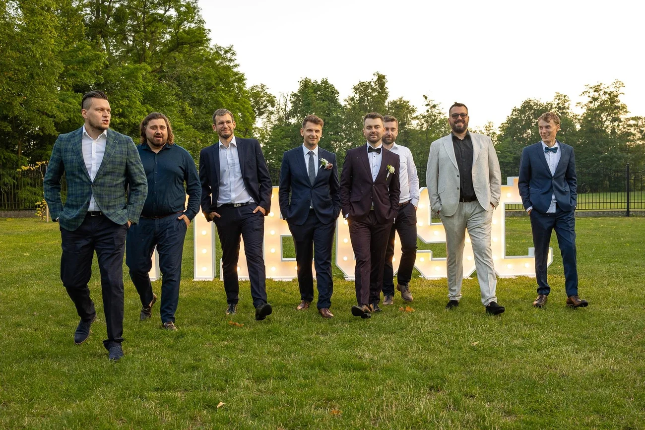 Pan młody z przyjaciółmi