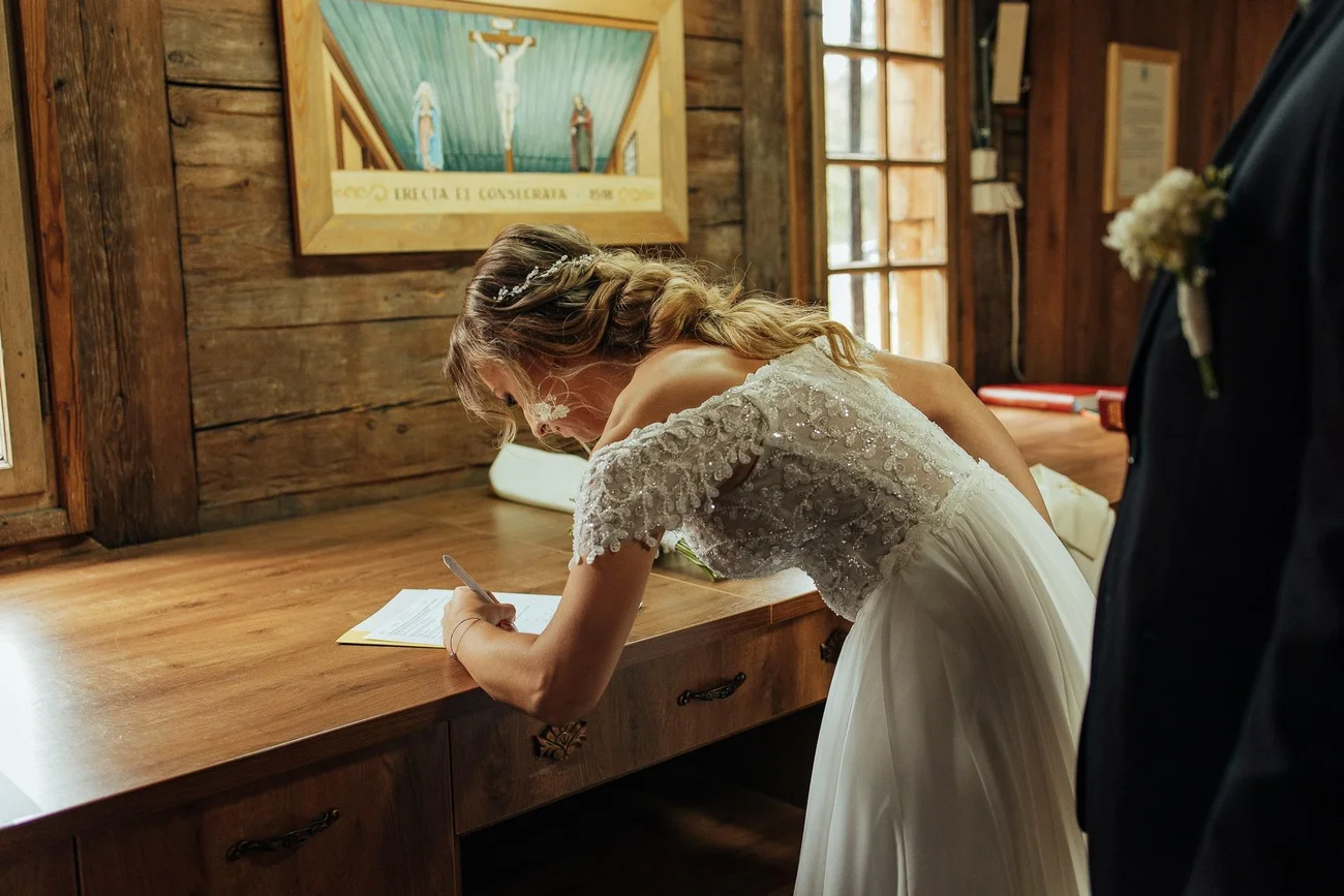 Pani młoda podpisująca protokół