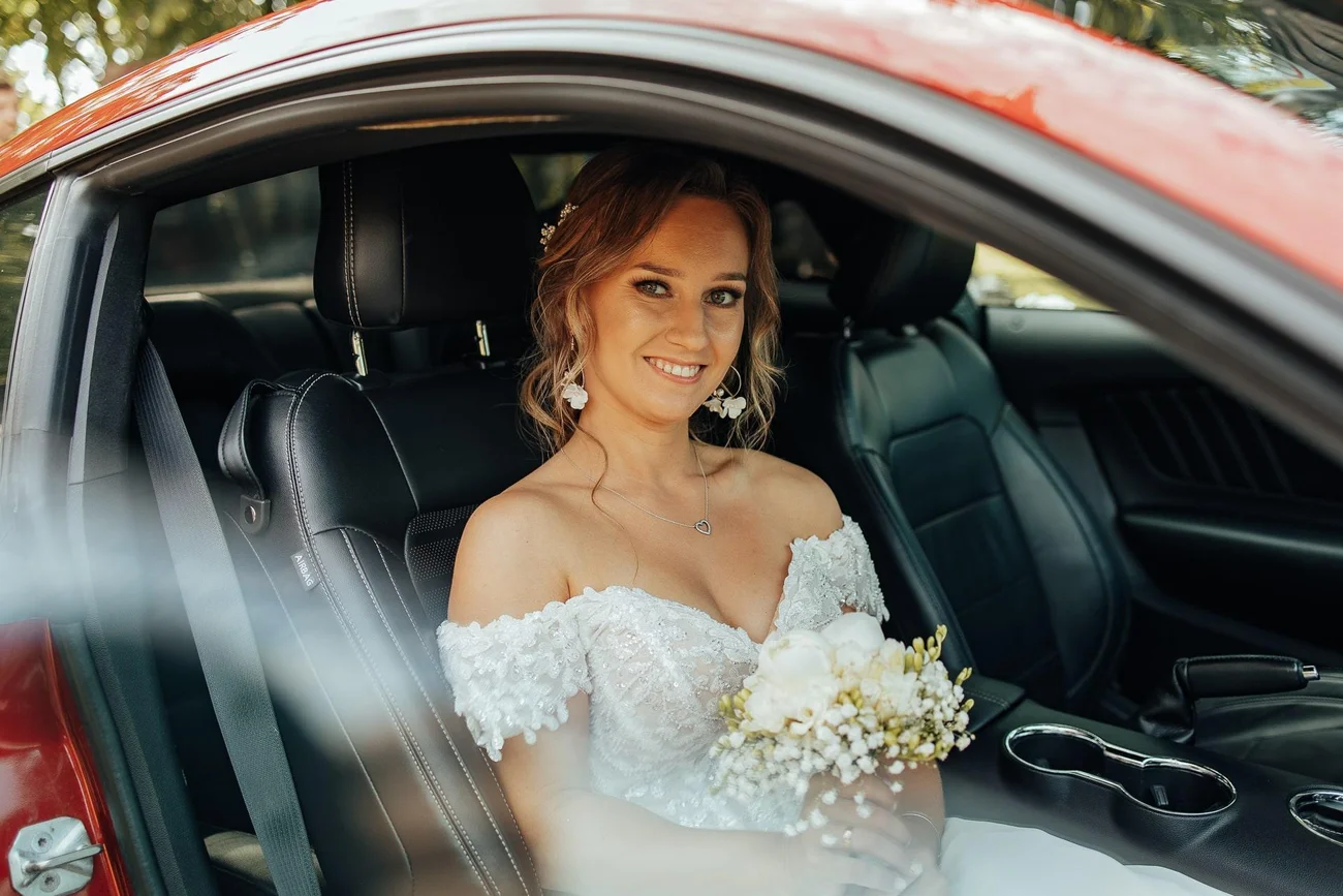Pani młoda w aucie