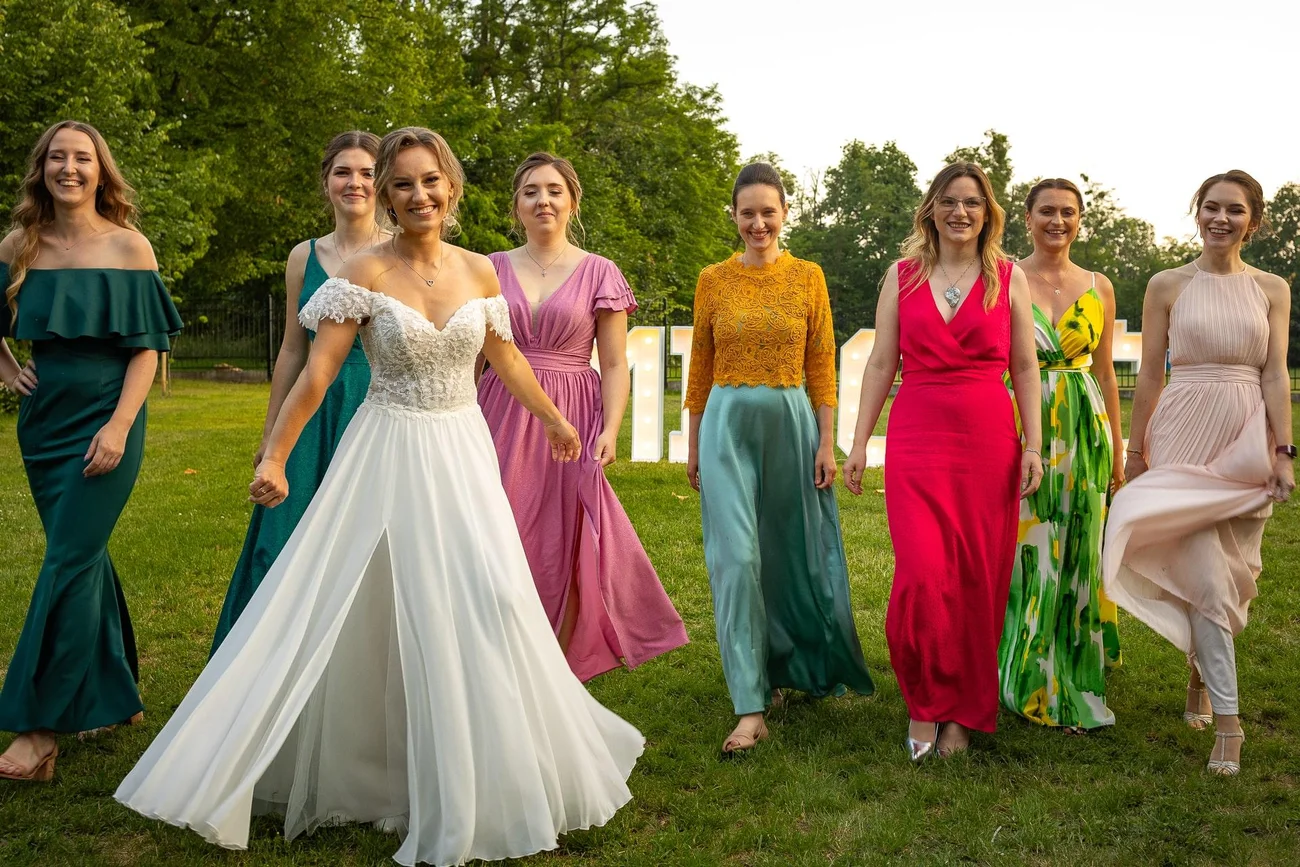 Pani młoda z przyjaciółkami