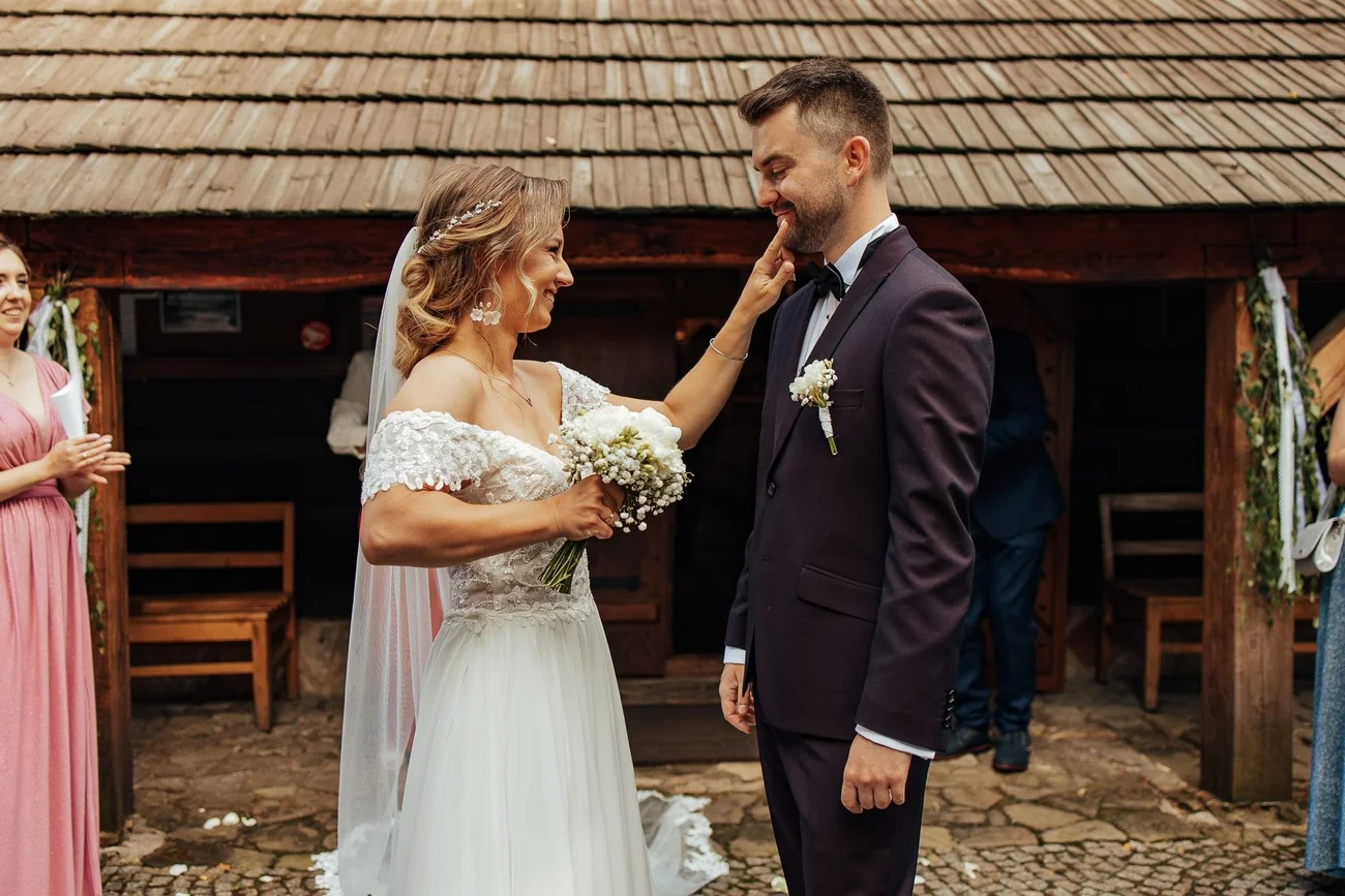 Para młoda po ślubie