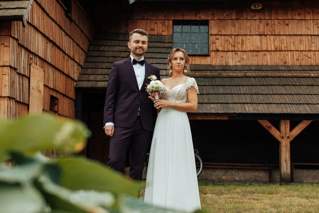 Para młoda pod kościołem