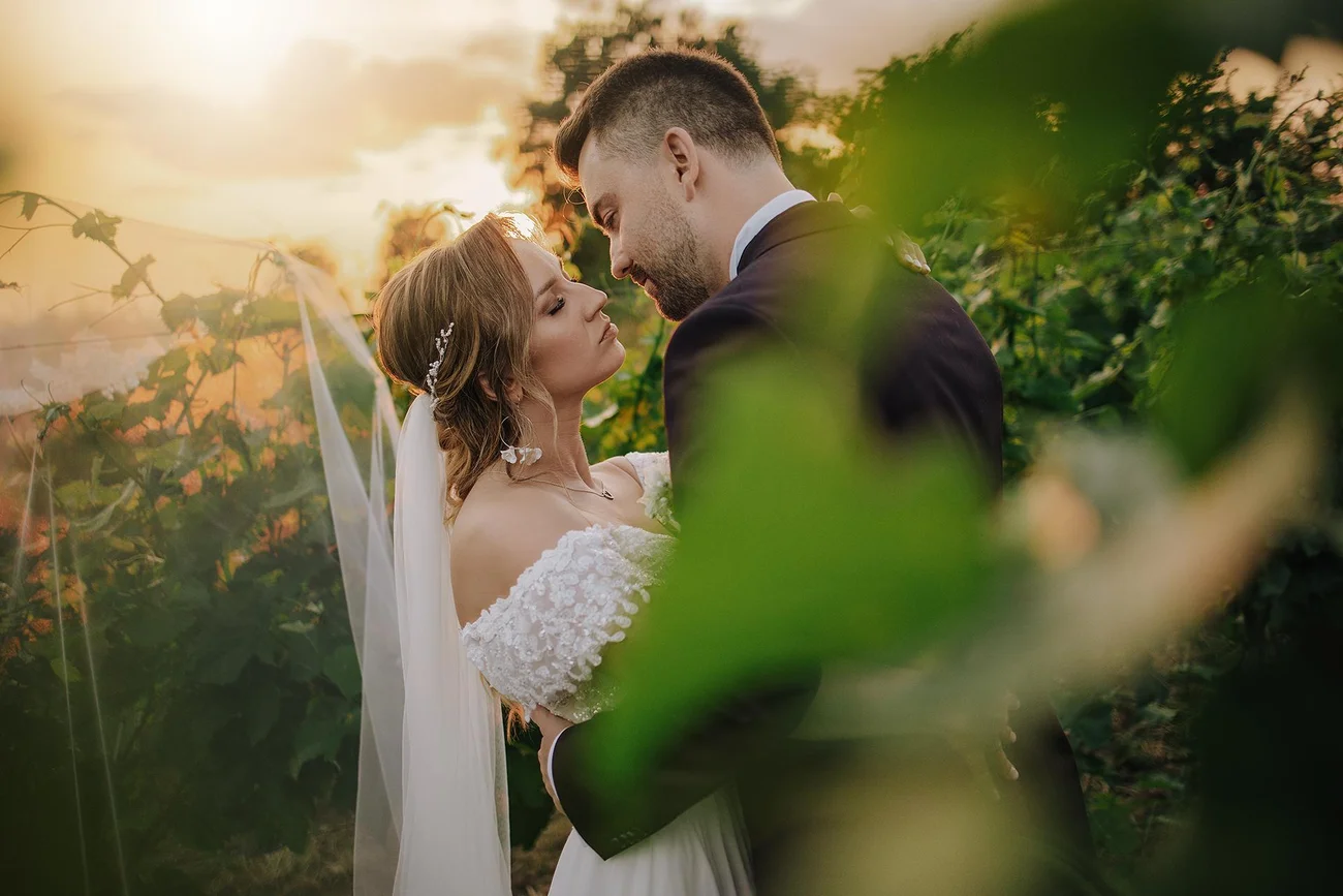 Para młoda- portret w winiarni