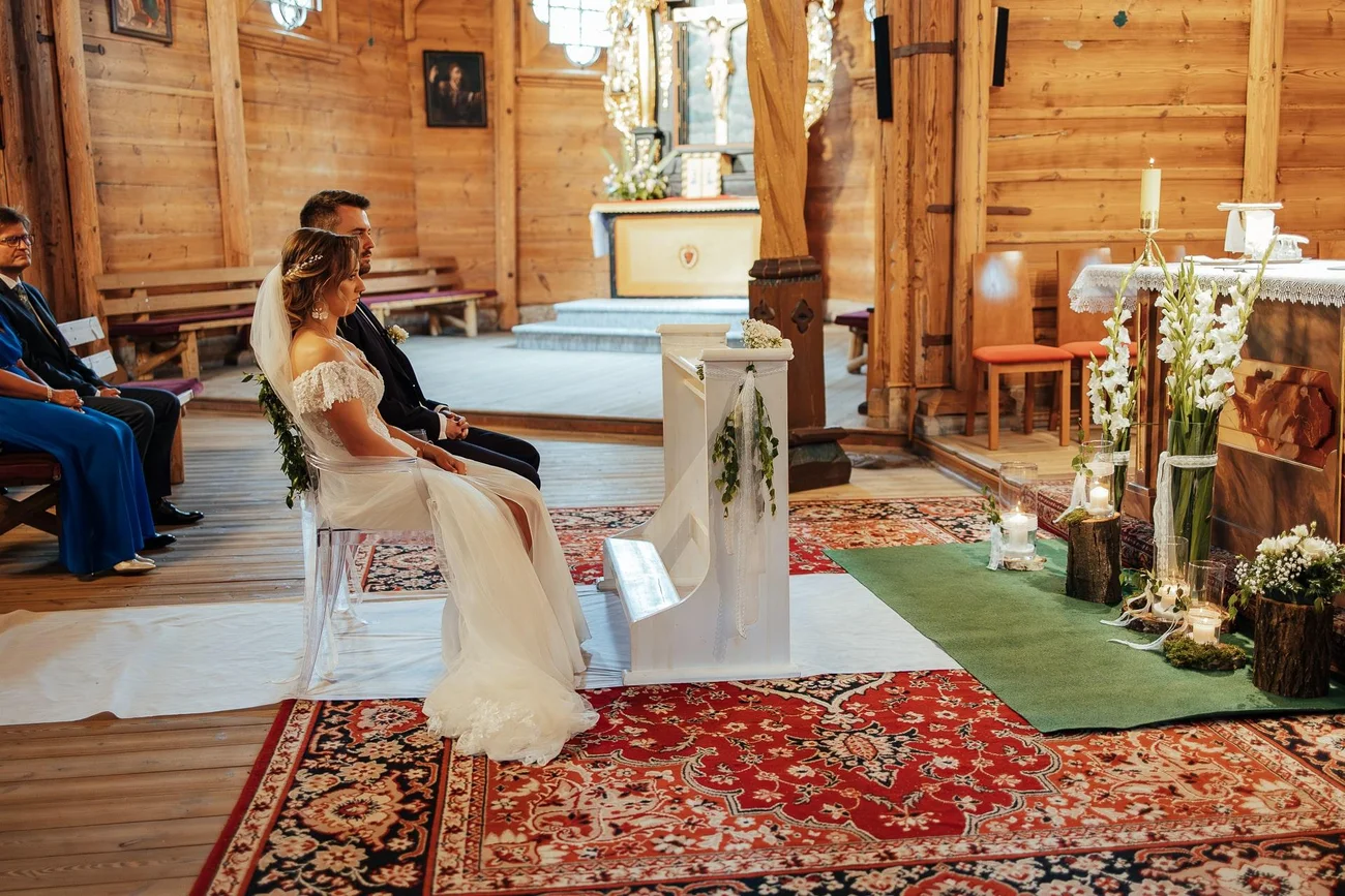 Para młoda w kościele