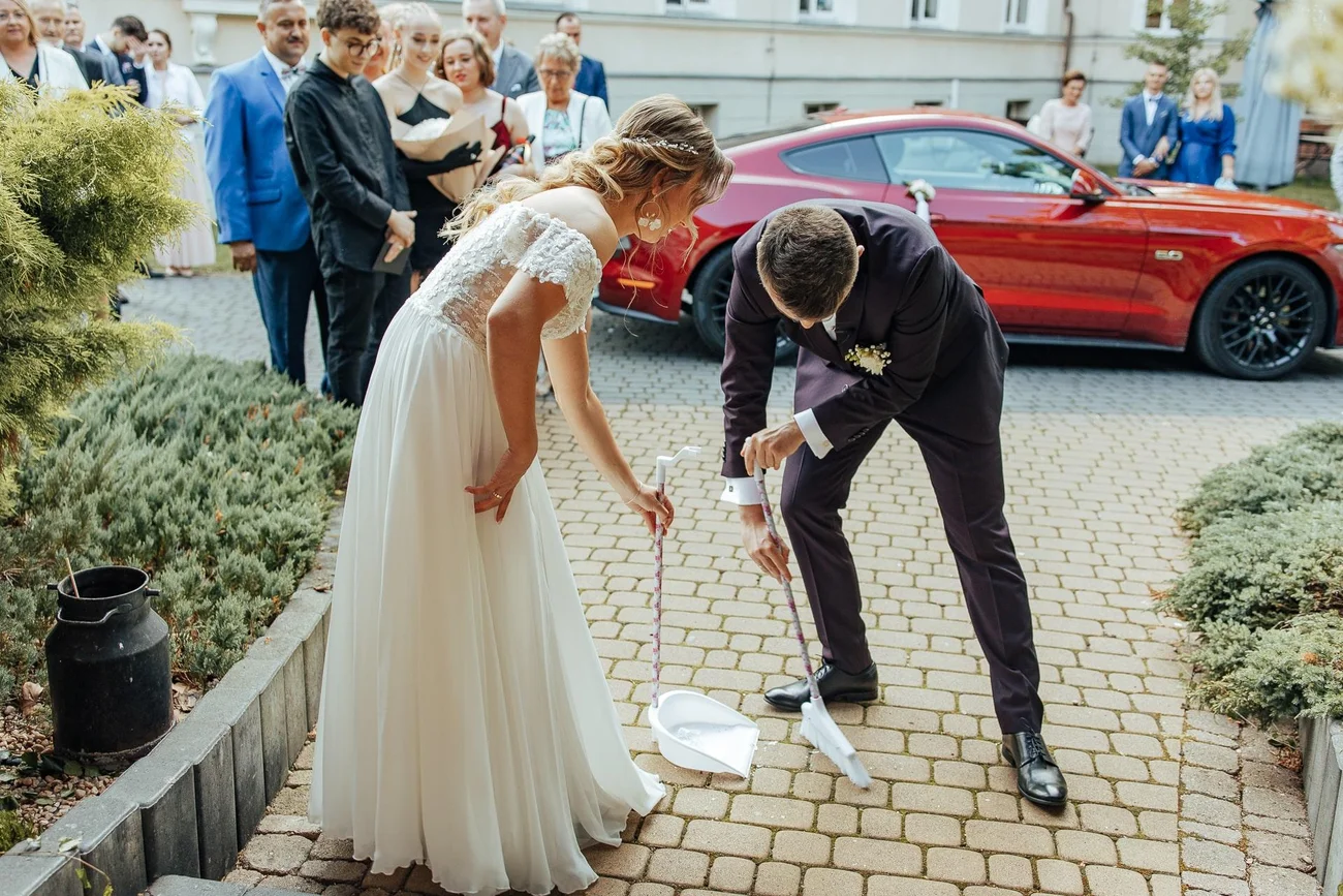 Pierwsze wspólne sprzątanie pary młodej