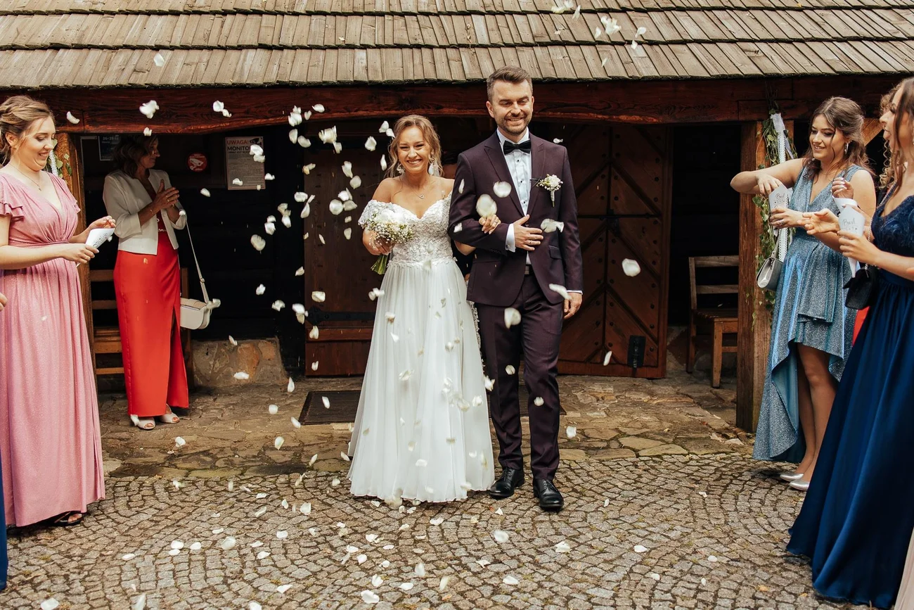 Płatki kwiatów - wyjście pary młodej