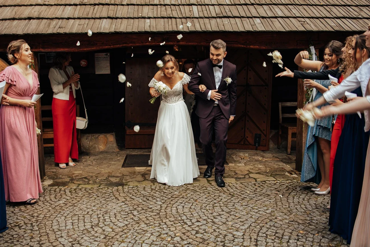 Płatki kwiatów - wyjście z kościoła