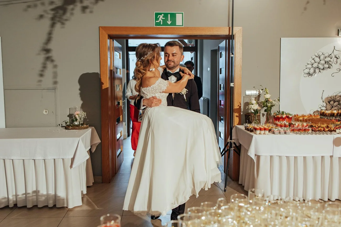 Wejście na salę pary młodej - przejście przez próg