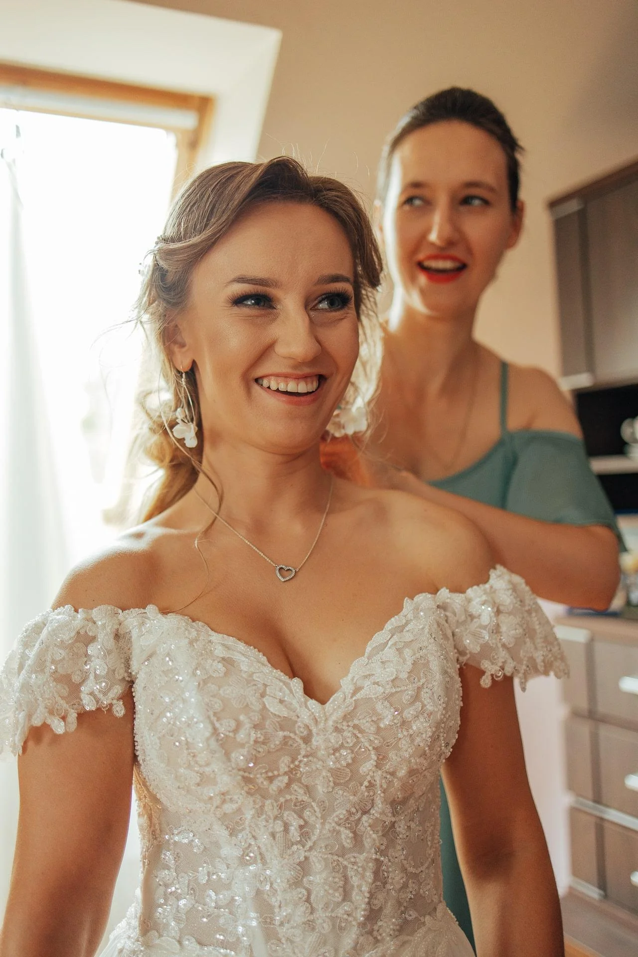 Przygotowania pani młoda i świadkowa