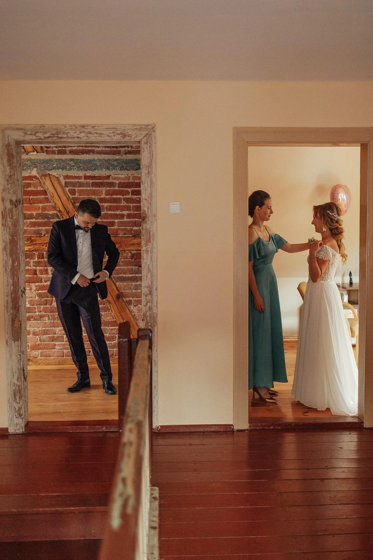 Przygotowania ślubne w jednym domu