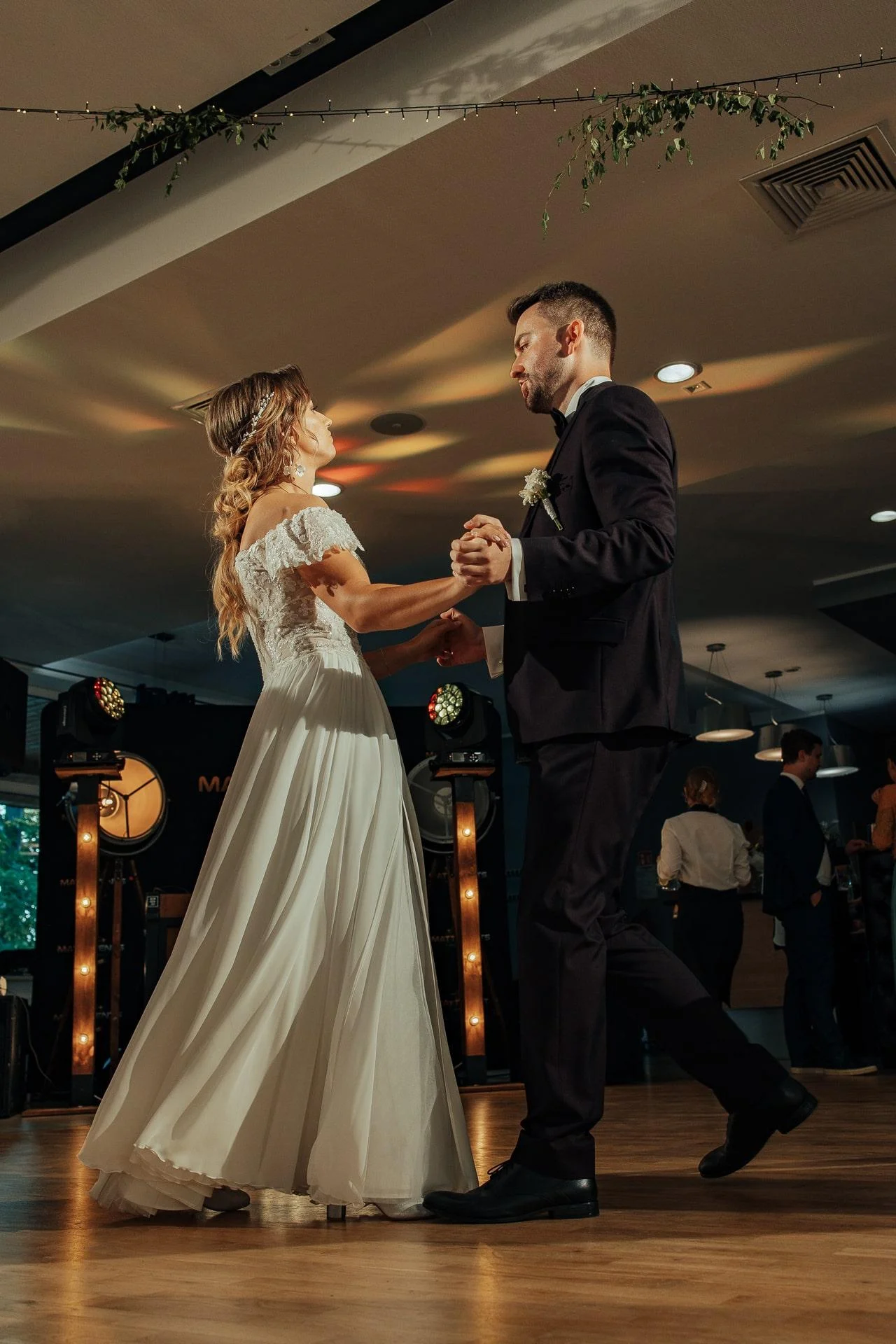 Tańcząca para młoda