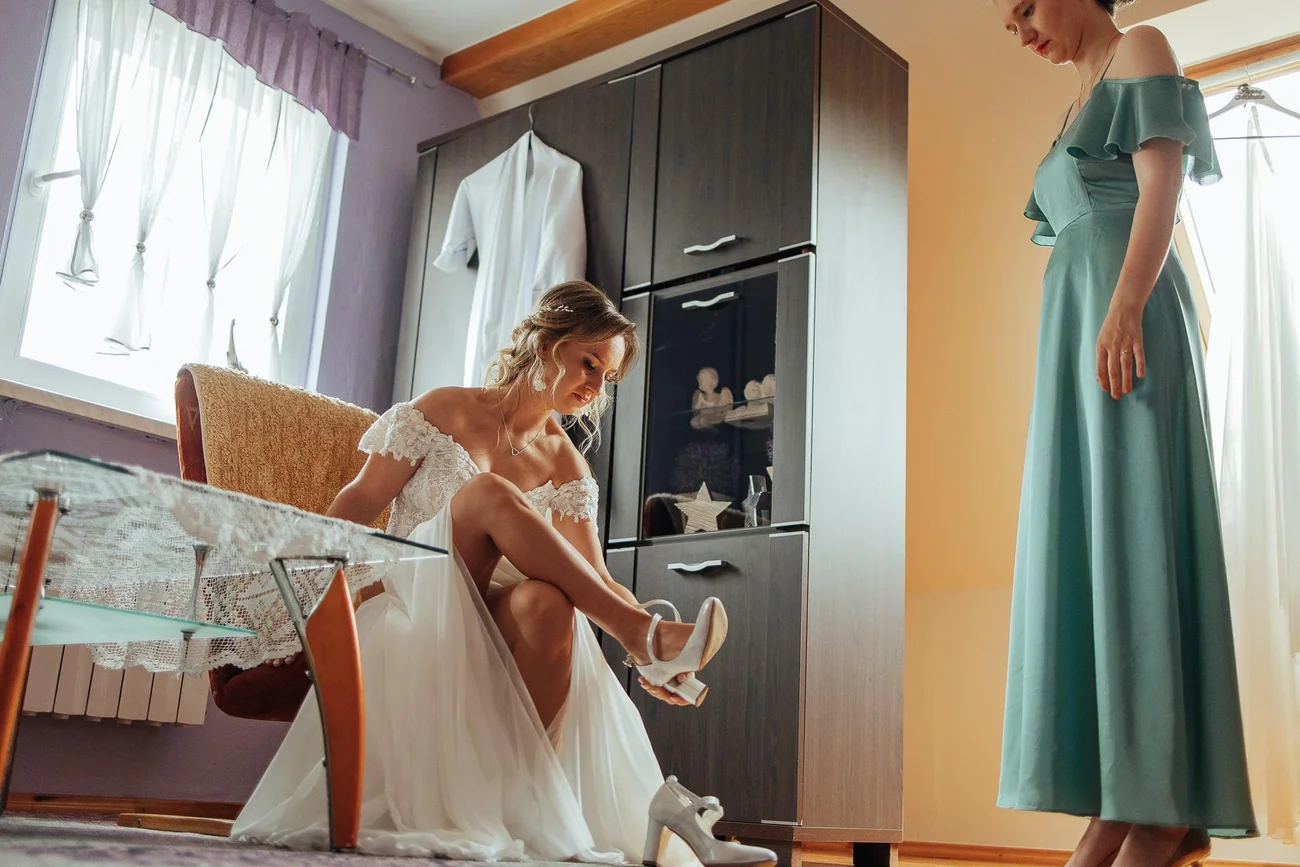 Zakładanie butów ślubnych