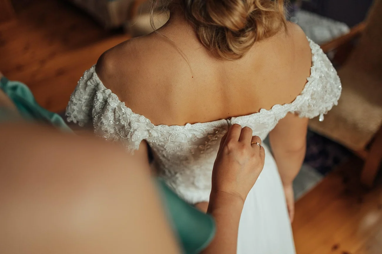 Zapinanie sukni ślubnej