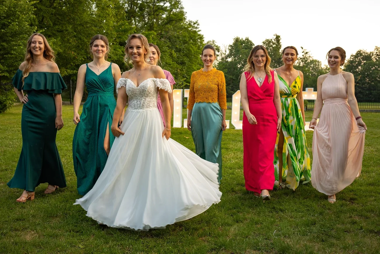 Zdjęcia grupowe pani młoda