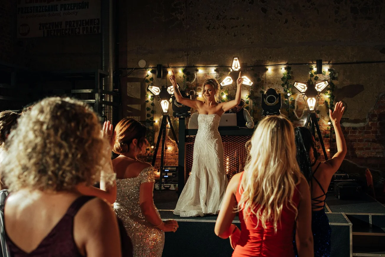 Pani młoda na scenie