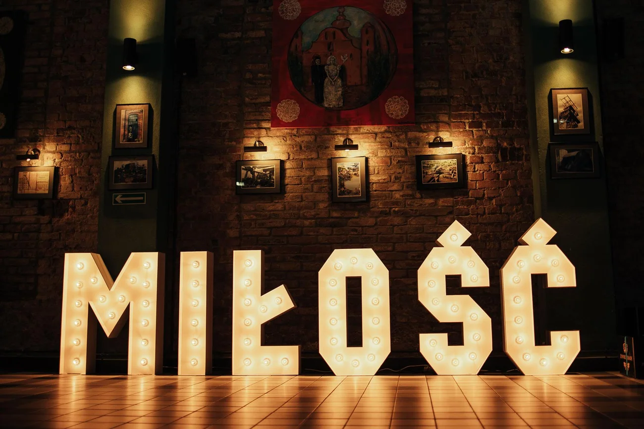 Napis miłość w szybie bończyk