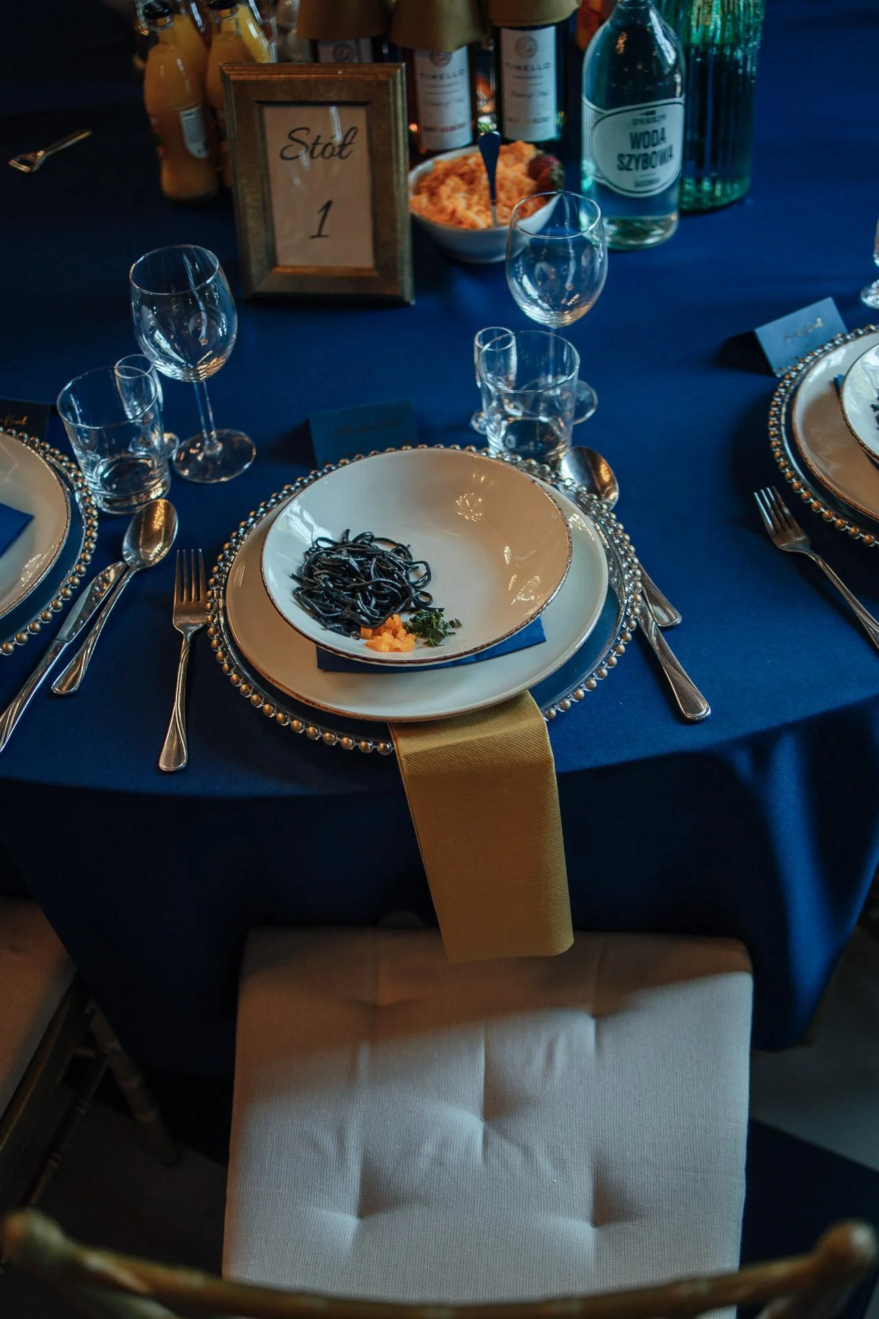 niebieski kolor - zastawa w szybie bończyk