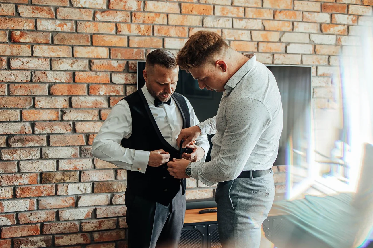 Pan młody i świadek podczas przygotowań