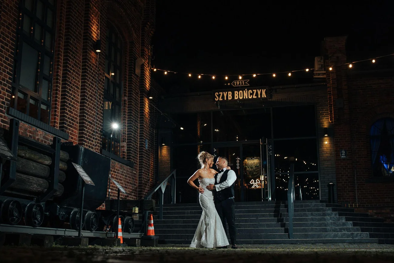 Portret pary młodej pod wejściem na salę