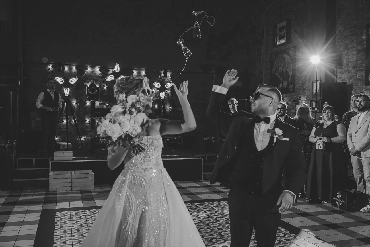 Rzut kieliszkami na sali w Szybie Bończyk