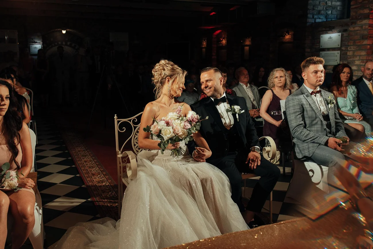 Uśmiechnięta para młoda podczas ceremoni