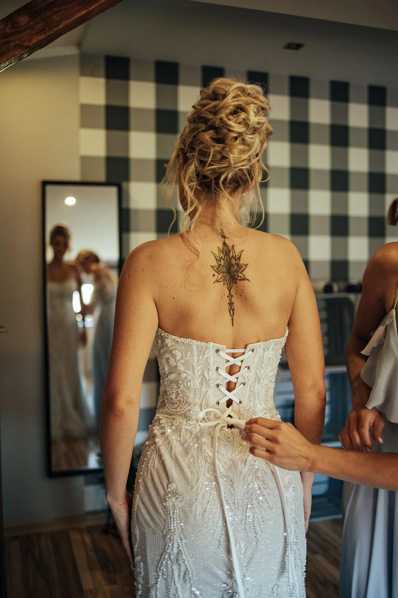 Zakładanie sukni ślubnej