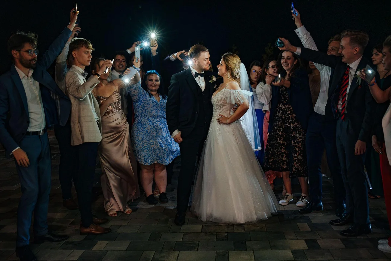 Nocne zdjęcia pod salą weselną