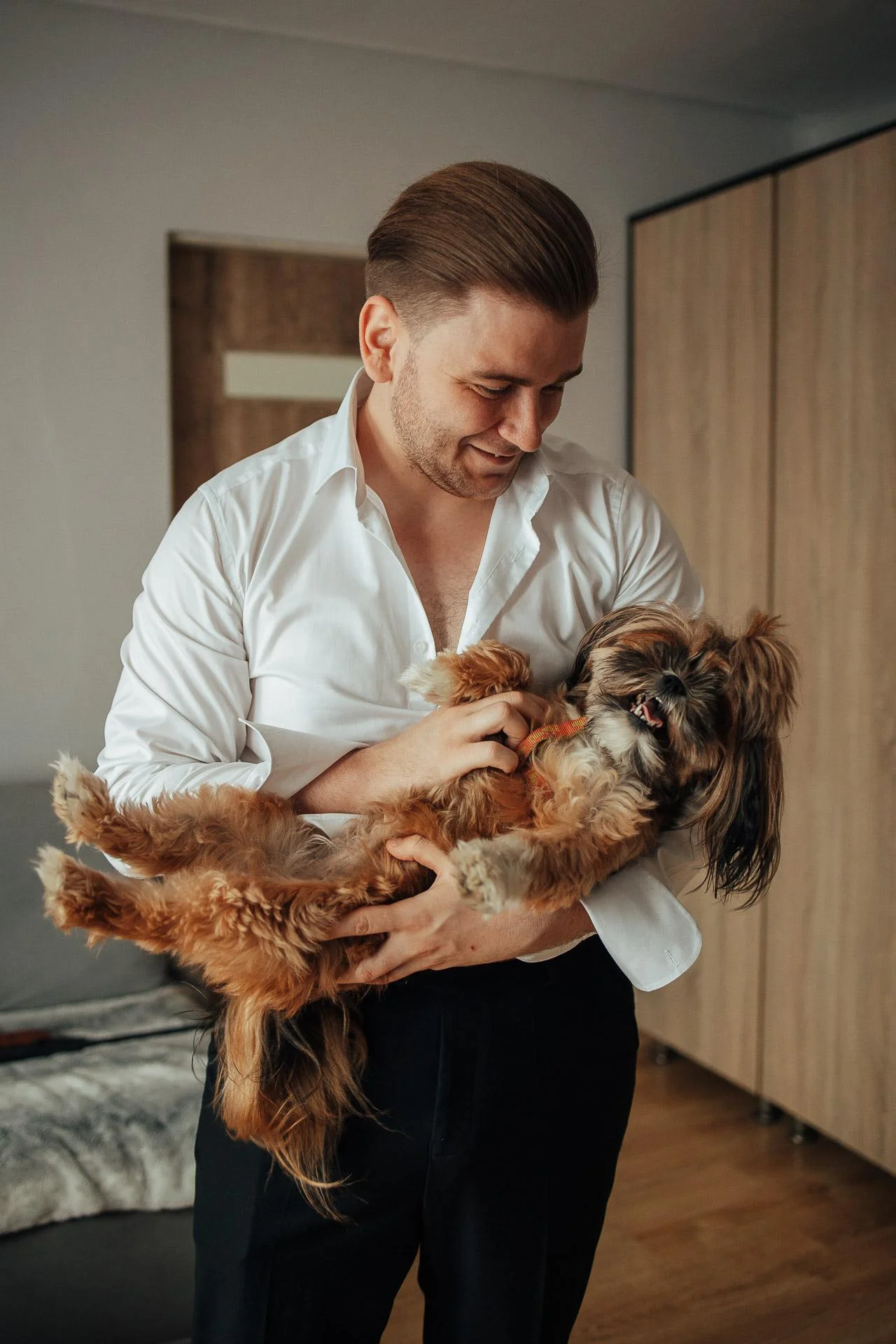 Pan młody z pieskiem