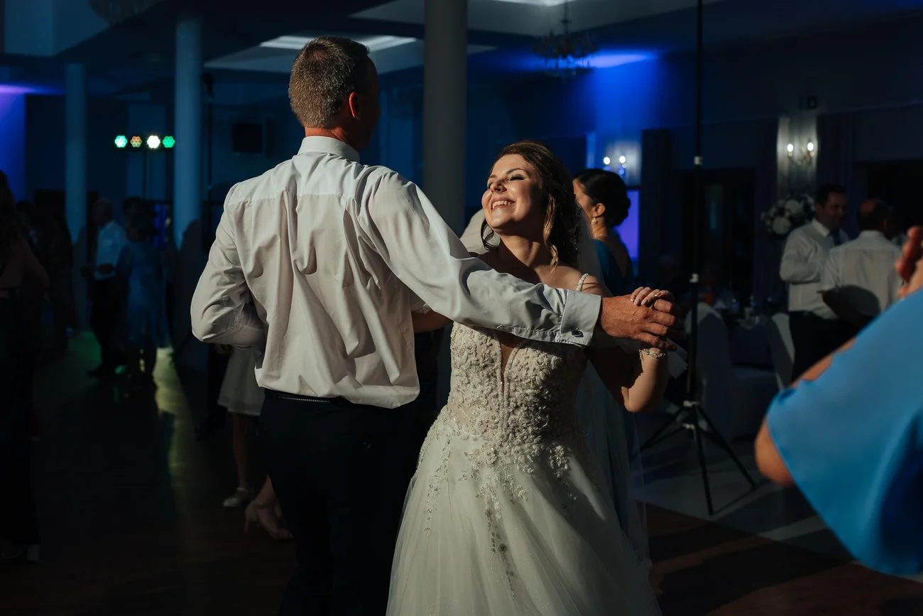 Pani młoda w tańcu