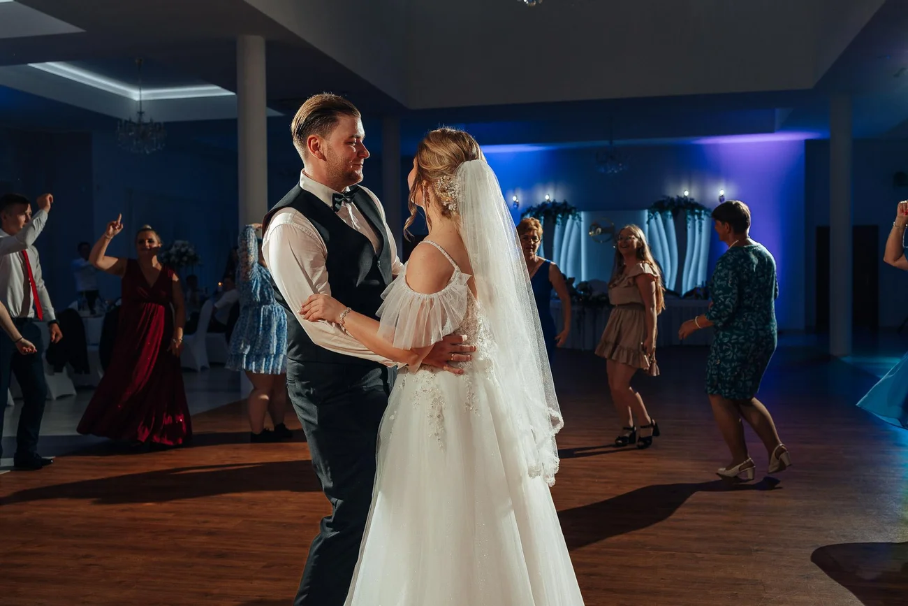 Para młoda na parkiecie