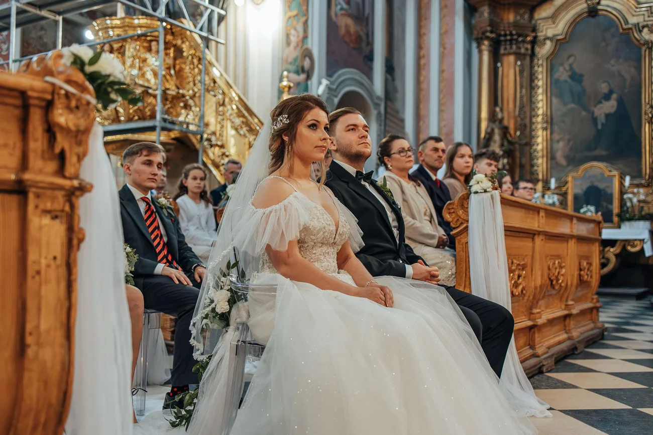 Para młoda w kościele