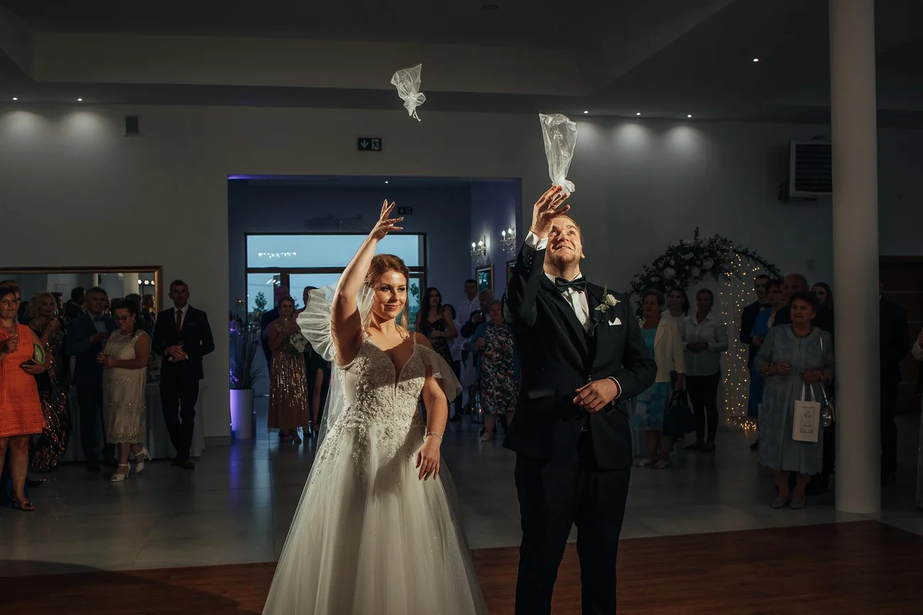 Rzut kieliszkami złota róża