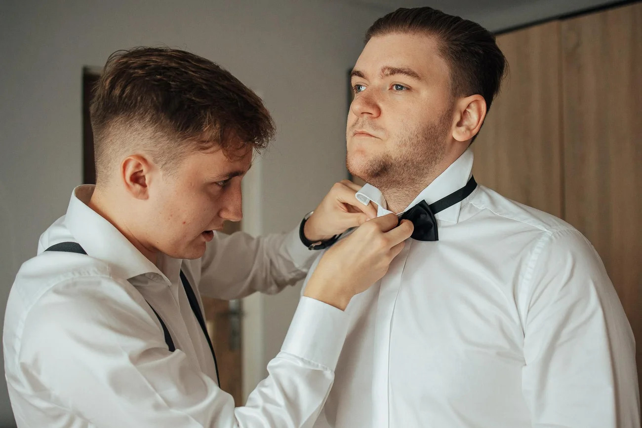 świadek zakładający muchę