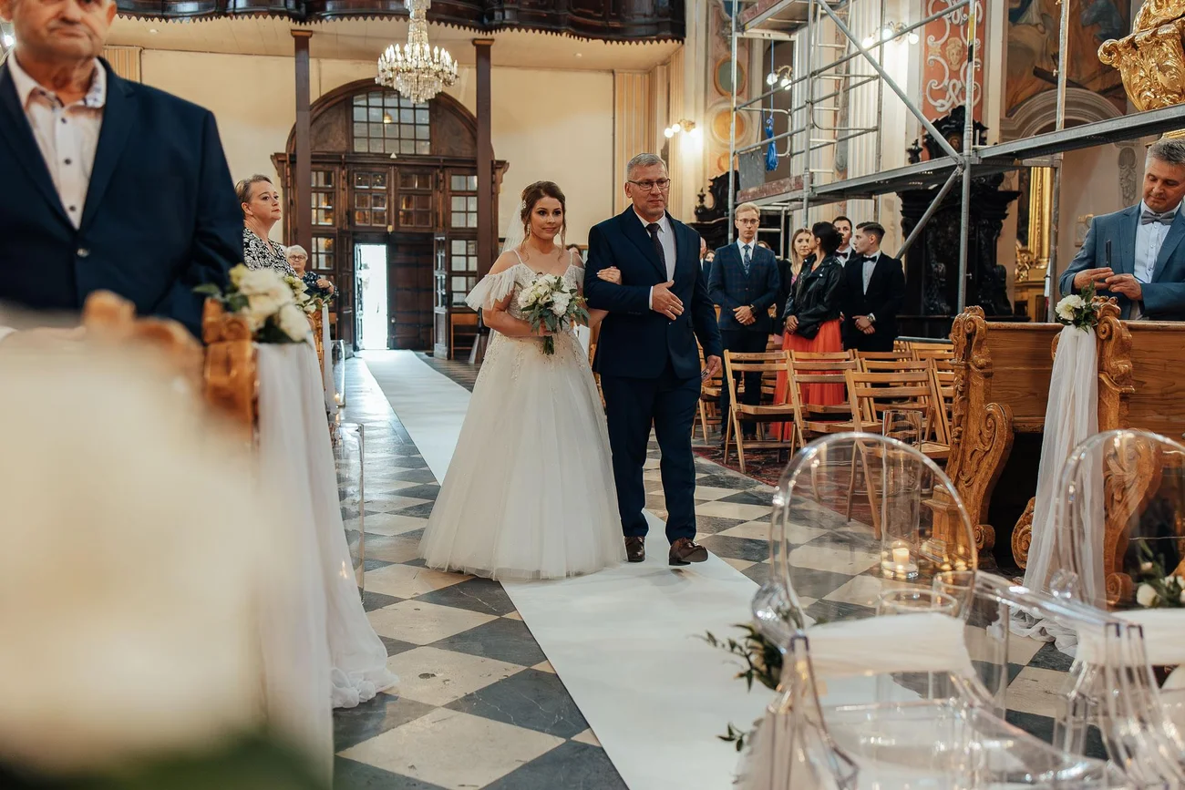 Tata z panią młodą idący pod ołtarz