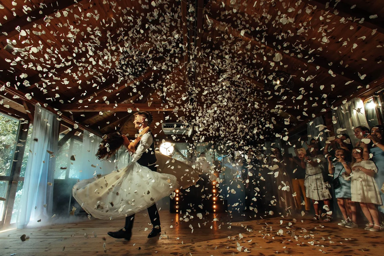 Konfetti na pierwszym tańcu