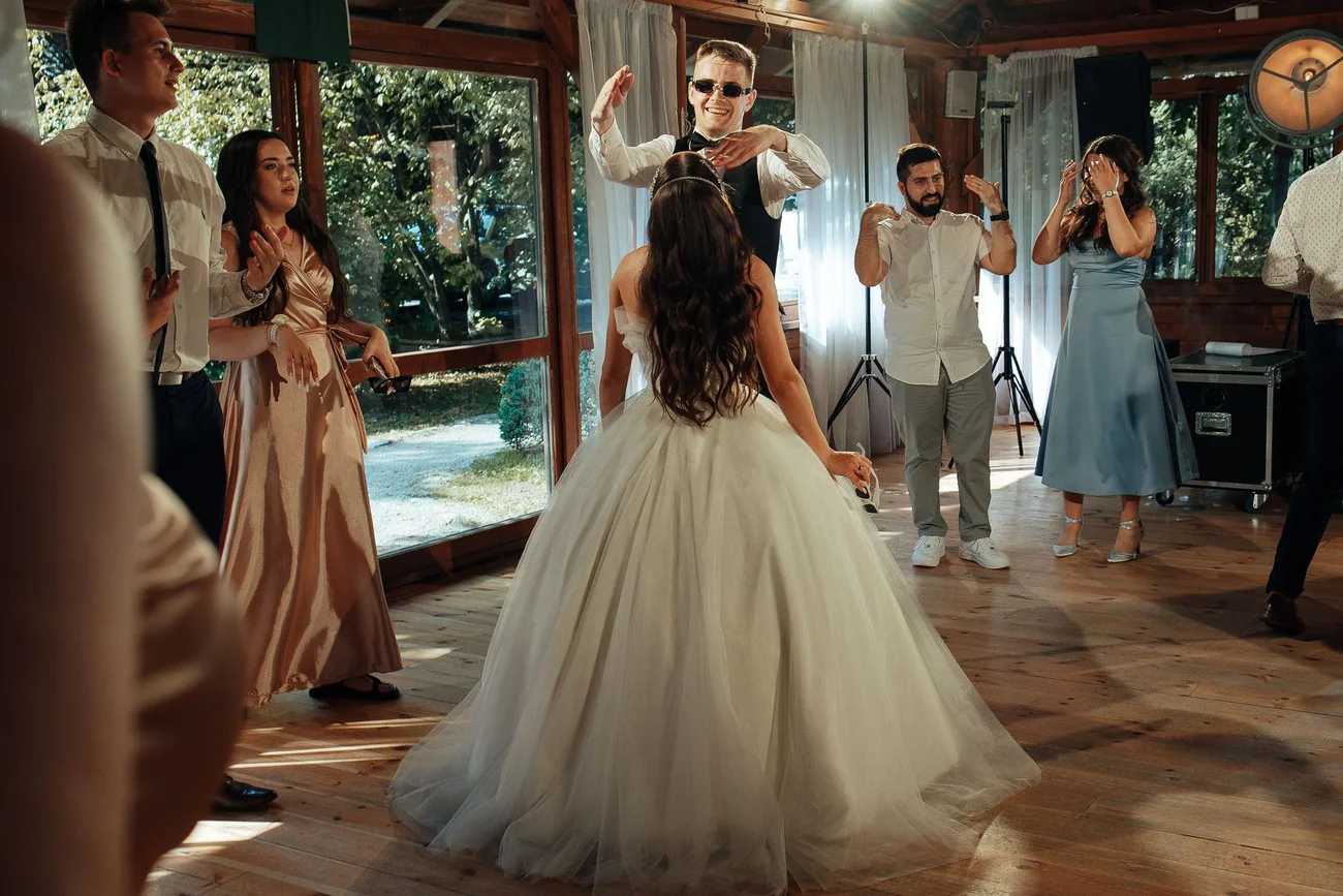 Młodzi, zakochani na parkiecie