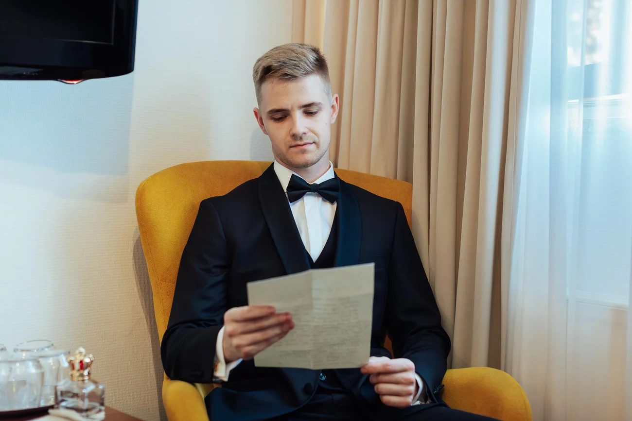 Pan Młody czyta list od przyszłej żony