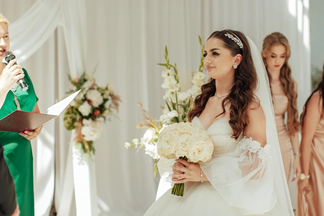 Pani młoda pod ołtarzem