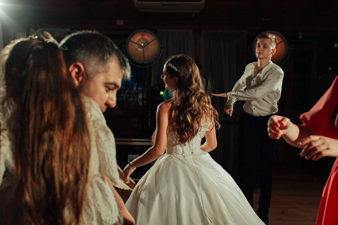 Pani młoda w świetle lamp dj-a