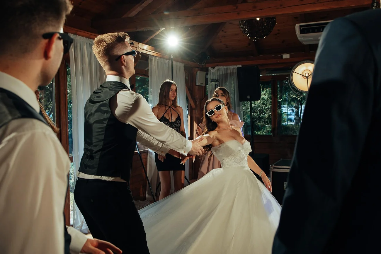 Tańcząca para młoda